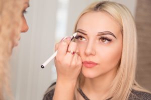 Как стать мастером бровистом?
