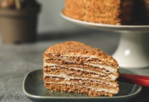 Медовик: один из самых известных десертов классической русской кухни
