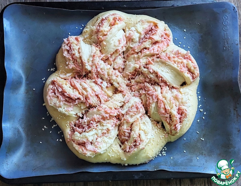Дрожжевой пирог с сосисками и сыром