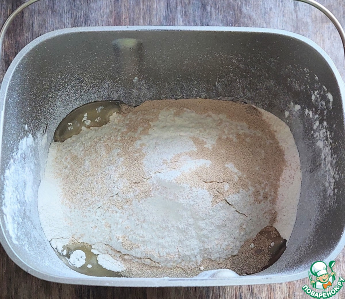 Дрожжевой пирог с сосисками и сыром