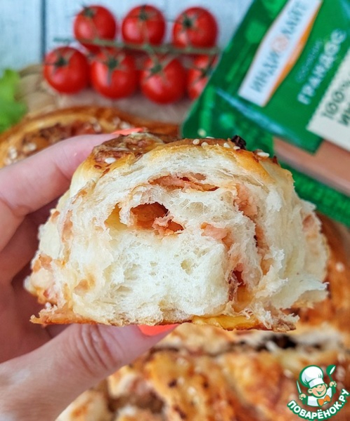 Дрожжевой пирог с сосисками и сыром