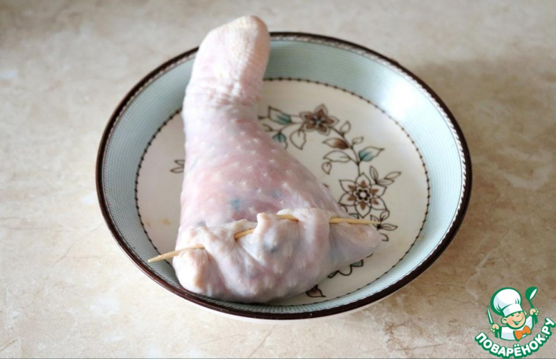 Фаршированная голень индейки с овощами и шампиньонами