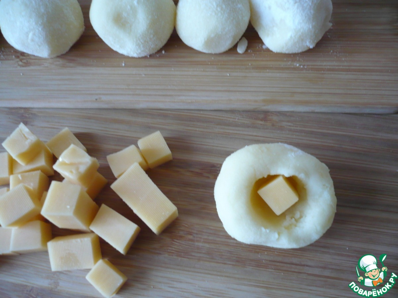 Пирог из картофельного пюре с колбасками