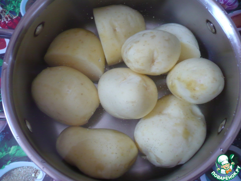 Пирог из картофельного пюре с колбасками