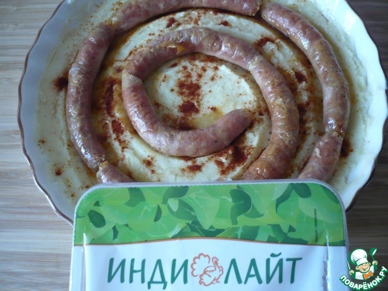 Пирог из картофельного пюре с колбасками