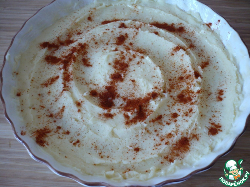 Пирог из картофельного пюре с колбасками