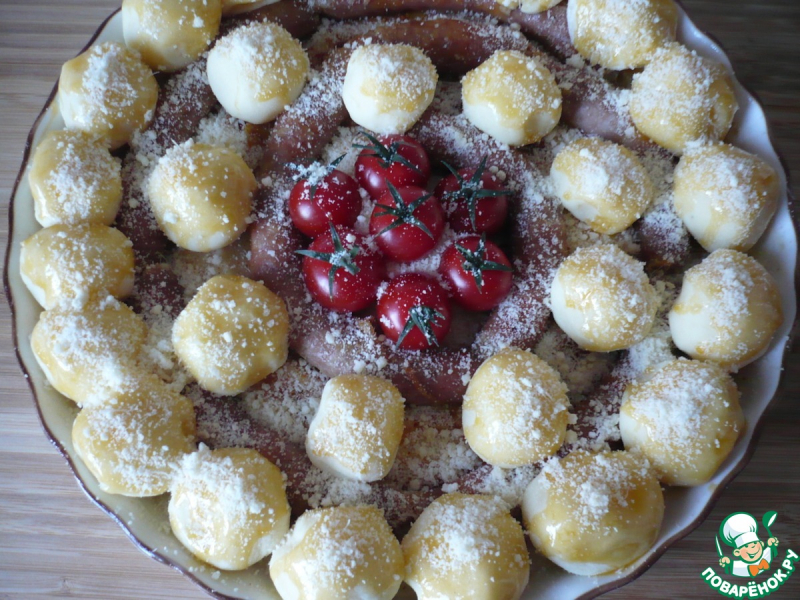 Пирог из картофельного пюре с колбасками