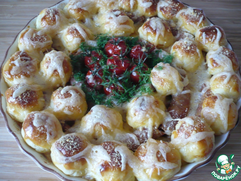 Пирог из картофельного пюре с колбасками