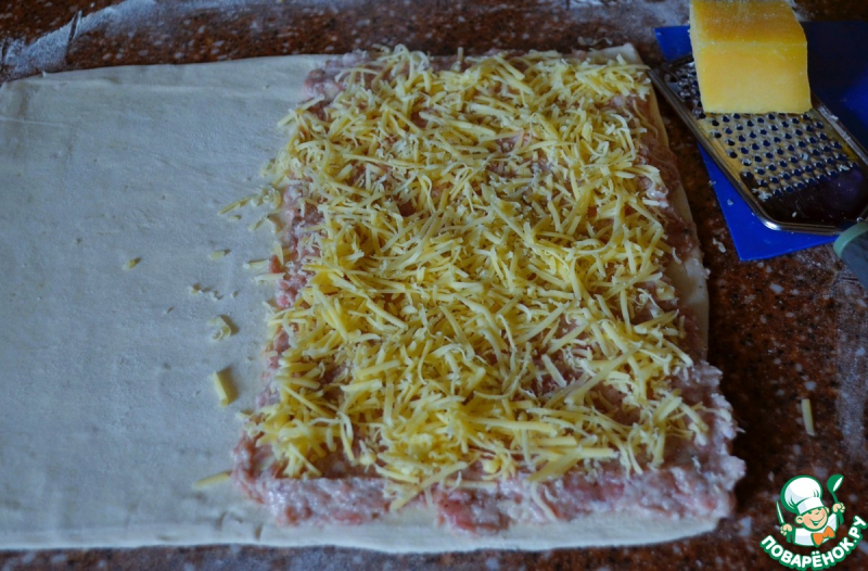 Слоёные палочки с фаршем и сыром