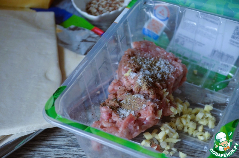 Слоёные палочки с фаршем и сыром