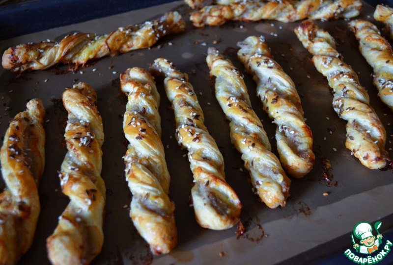 Слоёные палочки с фаршем и сыром
