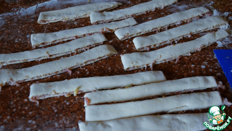 Слоёные палочки с фаршем и сыром