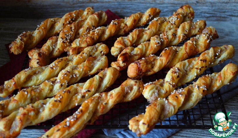 Слоёные палочки с фаршем и сыром