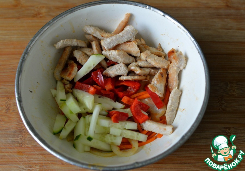 Корейский салат из индейки с овощами
