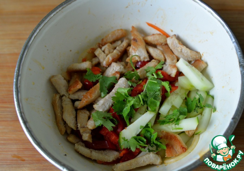 Корейский салат из индейки с овощами