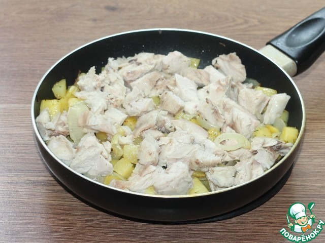 Пирог с индейкой, картофелем и луком