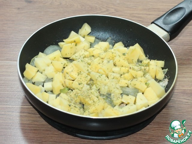 Пирог с индейкой, картофелем и луком