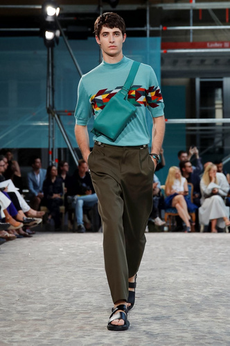 Носите две рубашки сразу как на показе Herm&egrave;s Men&rsquo;s Spring 2020