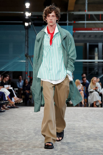 Носите две рубашки сразу как на показе Herm&egrave;s Men&rsquo;s Spring 2020
