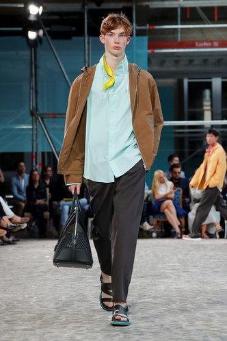 Носите две рубашки сразу как на показе Herm&egrave;s Men&rsquo;s Spring 2020