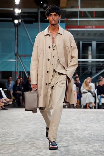 Носите две рубашки сразу как на показе Herm&egrave;s Men&rsquo;s Spring 2020