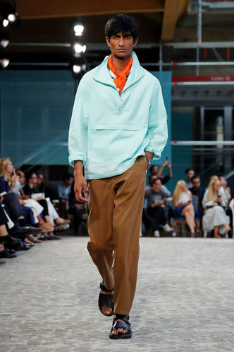 Носите две рубашки сразу как на показе Herm&egrave;s Men&rsquo;s Spring 2020