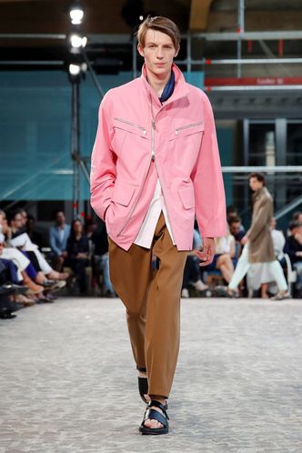 Носите две рубашки сразу как на показе Herm&egrave;s Men&rsquo;s Spring 2020