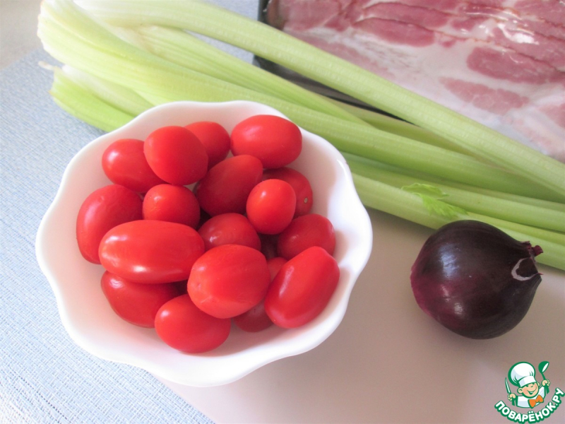 Сельдерей, запеченный с помидорами и беконом