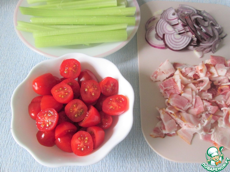 Сельдерей, запеченный с помидорами и беконом