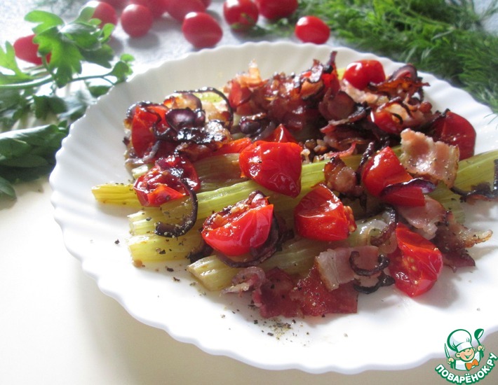Сельдерей, запеченный с помидорами и беконом