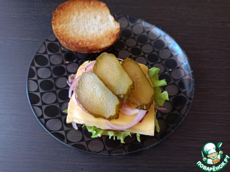Чизбургер с копченой рулькой и соусом Спайси