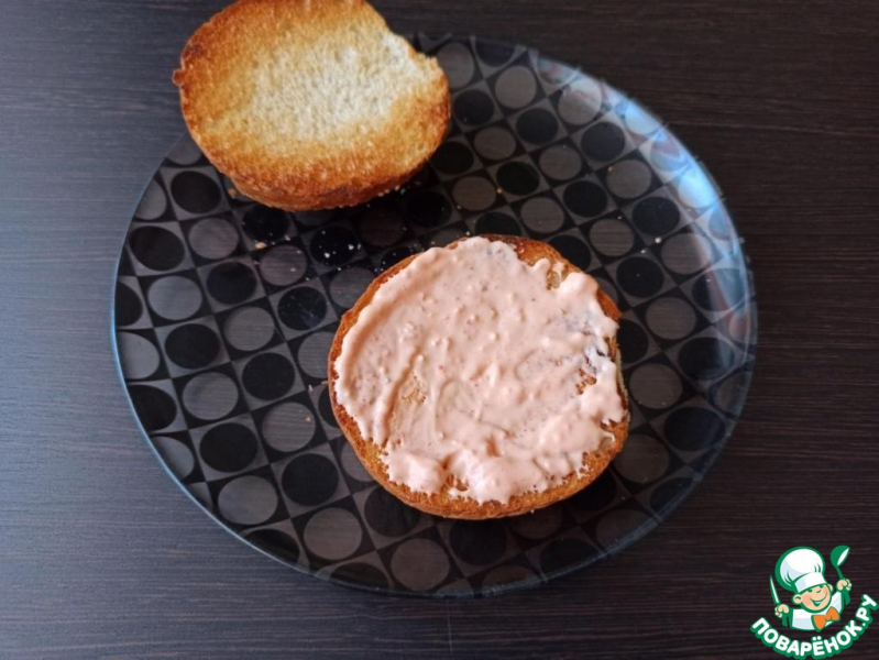 Чизбургер с копченой рулькой и соусом Спайси