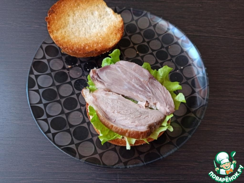 Чизбургер с копченой рулькой и соусом Спайси