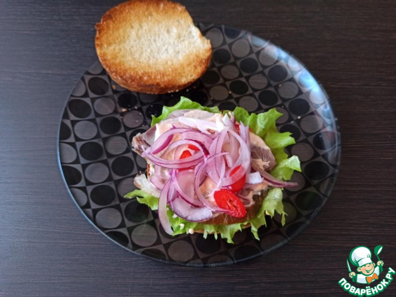 Чизбургер с копченой рулькой и соусом Спайси