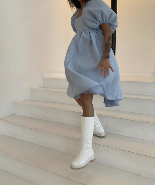 С чем носить резиновые сапоги: показывают шведские и датские блогеры