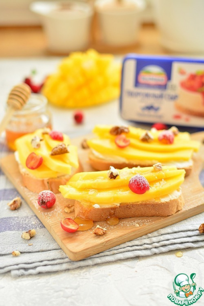 Сэндвич с творожным сыром, манго и медом