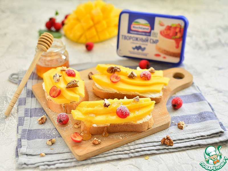 Сэндвич с творожным сыром, манго и медом