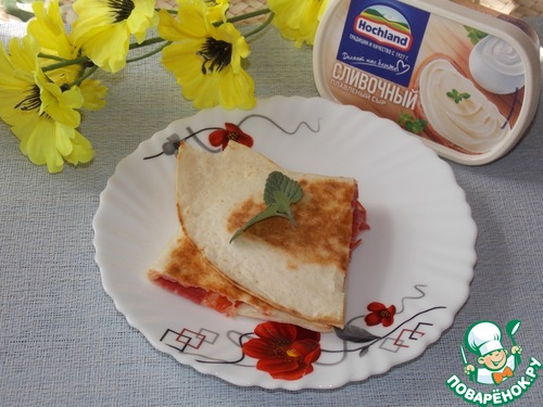 Сытная тортилья с сыром и колбасой