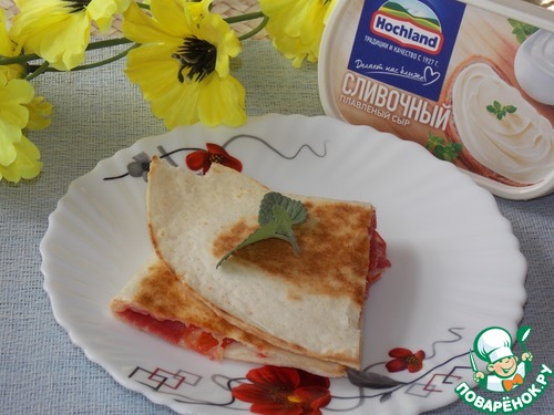 Сытная тортилья с сыром и колбасой