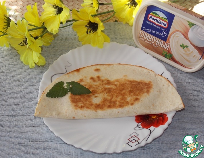 Сытная тортилья с сыром и колбасой