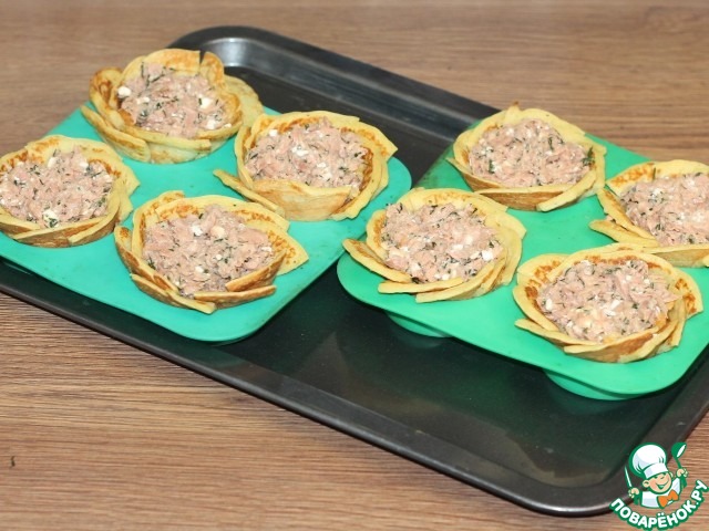 Блинные корзиночки с начинкой из тунца