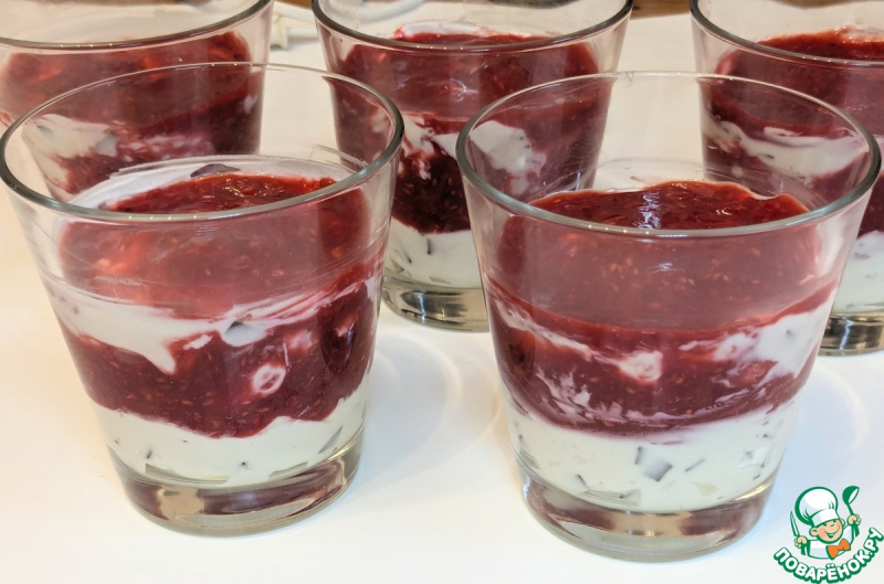 Десерт с творогом, маскарпоне и малиновым соусом
