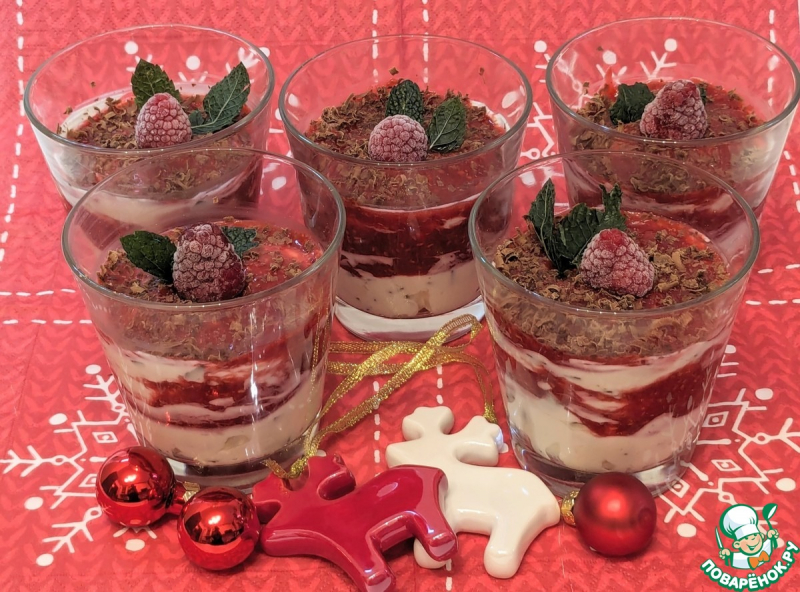 Десерт с творогом, маскарпоне и малиновым соусом