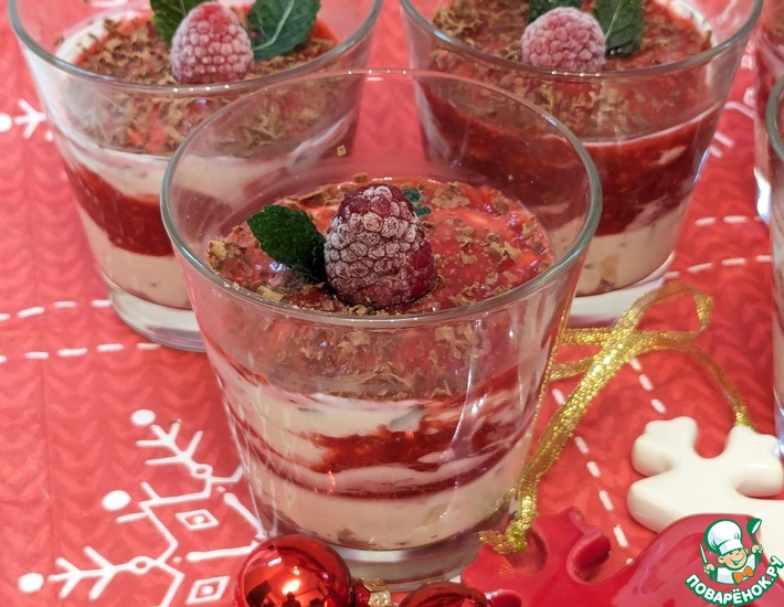 Десерт с творогом, маскарпоне и малиновым соусом