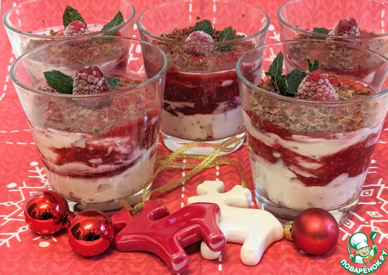 Десерт с творогом, маскарпоне и малиновым соусом
