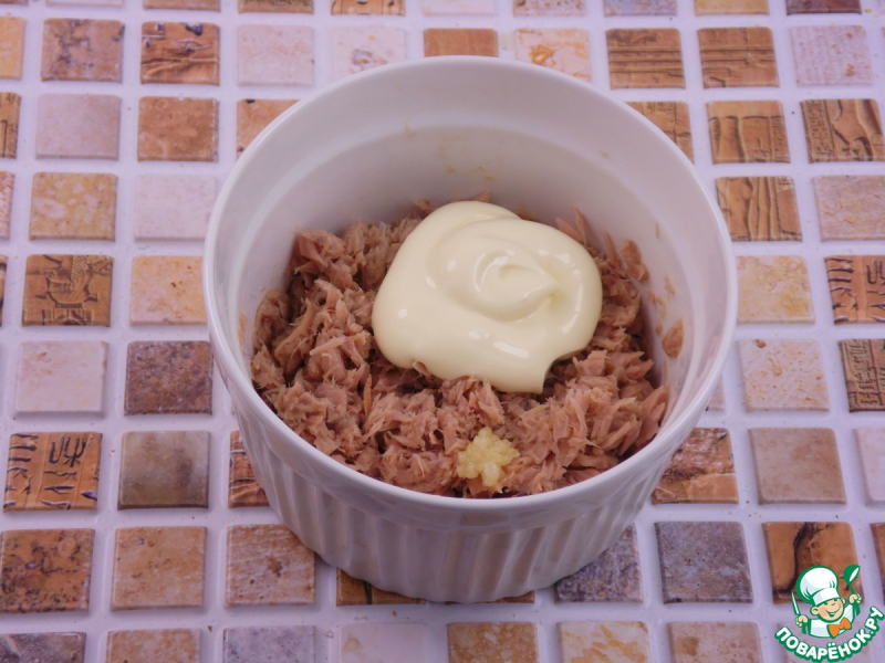 Картофельный пирог с фаршированными тунцом черри
