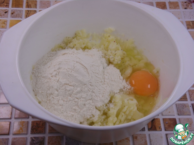 Картофельный пирог с фаршированными тунцом черри