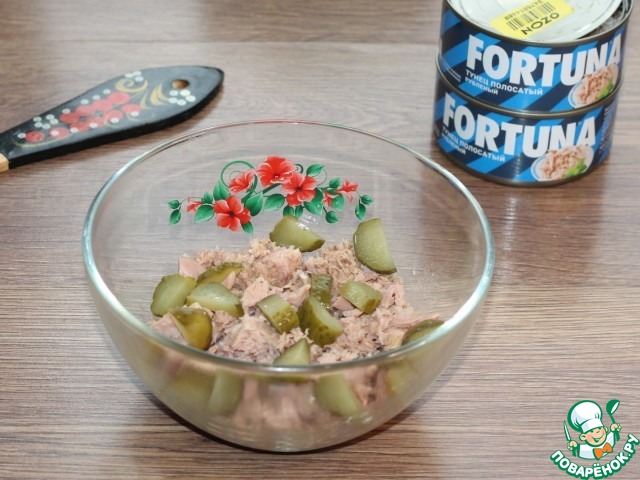 Картофельный рулет с консервированным тунцом