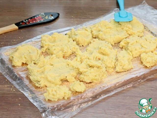 Картофельный рулет с консервированным тунцом