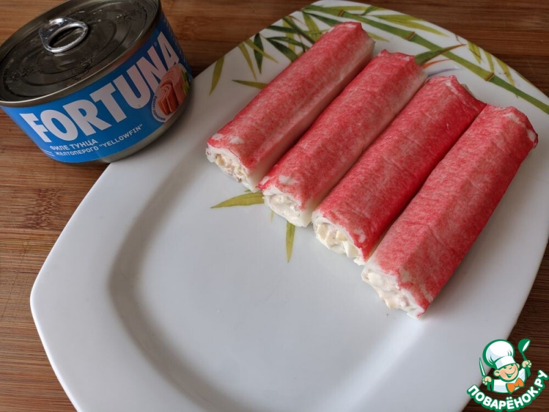 Крабовые палочки, фаршированные тунцом и сыром